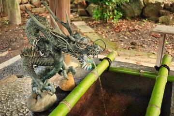 迫力のあるかっこいい龍の手水舎