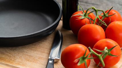 Tomaten neben einer Pfanne