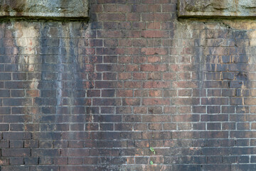 古びたレンガの壁