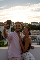 chico y chica sonriendo feliz a&ntilde;o nuevo y con bengalas en las mano
