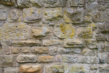 Alte Mauer aus unterschiedlich großen Steinen
