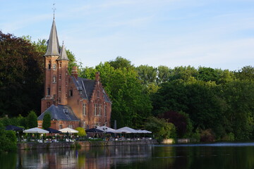 Château au bord du Minnewater au crépuscule