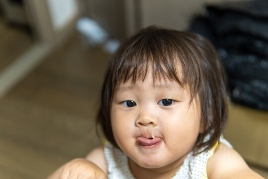 鼻水を垂らしている日本の子供