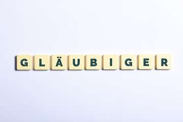 Das Wort Gläubiger auf weißem Hintergrund