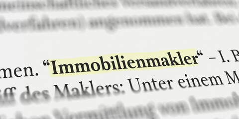 Immobilienmakler im Buch mit Textmarker markiert