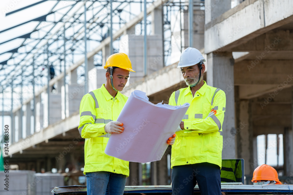 Leinwandbilder engineer discussing with architect about project in building construction site