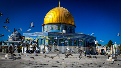 Naklejka premium dome of the rock east Jerusalem mosque golden roof 