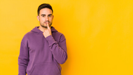 Obraz premium Young caucasian man isolated on yellow bakground thinking and looking up, being reflective, contemplating, having a fantasy.