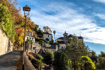 Obraz premium Foliage in Maccagno with a beautiful church