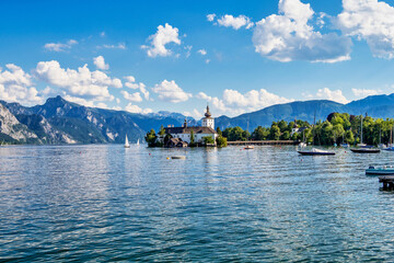 Obraz premium Lake Traunsee with Castle Ort or Orth at Gmunden in Salzkammergut, Austria