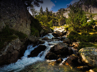 Fototapeta na wymiar waterfall in the mountains of benasque