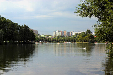 Fototapeta na wymiar water landscape in a large city park