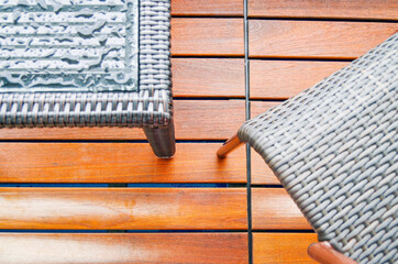 Elegante Balkonmöbel auf Terrasse von Luxuskabine auf Kreuzfahrtschiff - Deck chair and table on...
