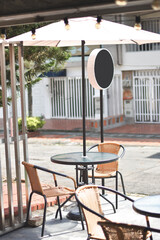 Tomarse un cafe al aire libre en dia soleado