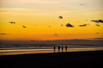Spazierg&auml;nger am Strand im Abendrot 