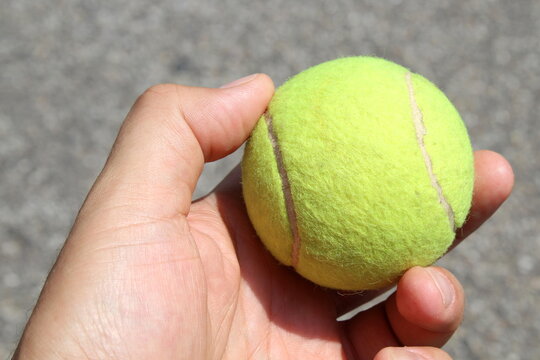 Pallina da tennis nel palmo della mano - competizione