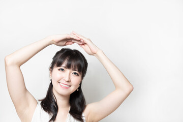 Fototapeta premium 両手で丸を作る笑顔の女性
