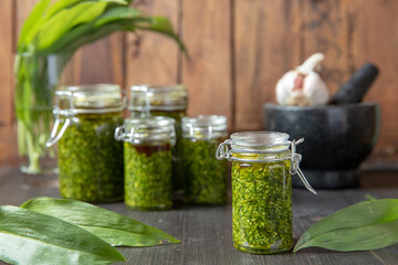 selbstgemachtes grünes Pesto aus Bärlauch, Öl, Knoblauch und Pinienkerne für Nudeln