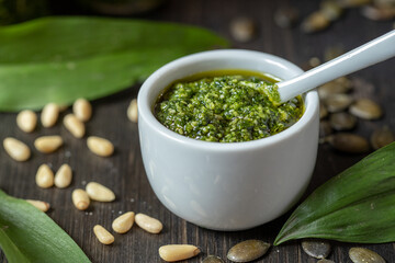 selbstgemachtes grünes Pesto aus Bärlauch, Öl, Knoblauch und Pinienkerne für Nudeln