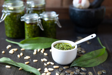 selbstgemachtes grünes Pesto aus Bärlauch, Öl, Knoblauch und Pinienkerne für Nudeln