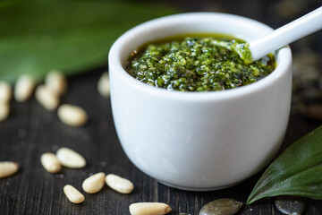 selbstgemachtes grünes Pesto aus Bärlauch, Öl, Knoblauch und Pinienkerne für Nudeln