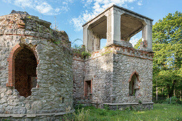 Fototapeta na wymiar Ruins of a slovak castle in Brodzany owned by Oldenburg family