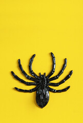 Halloween house decorations,A spider on a yellow background.