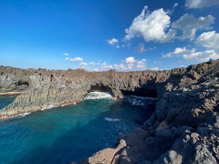 Ancantilados sobre el oceano, en Lanzarote