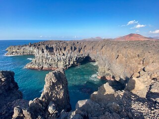 Ancantilados sobre el oceano, en Lanzarote