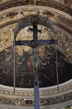 Bergamo, Basilica di Santa Maria Maggiore, rocefisso Ligneo e Arazzo Fiammingo.
