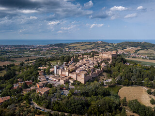 Fototapeta na wymiar Italia, Agosto 2020: vista aerea panoramica del borgo di Gradara con castello in provincia di Pesaro e Urbino nella regione Marche