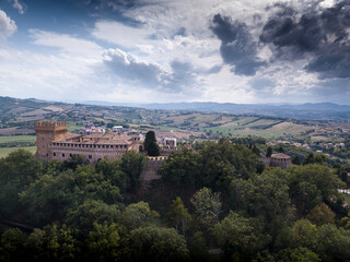 Italia agosto 2020: vista aerea del castello di Gradara in provincia di pesaro e urbino nella regione marche
