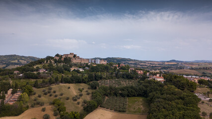 Obraz premium Italia agosto 2020: vista aerea del castello di Gradara in provincia di pesaro e urbino nella regione marche