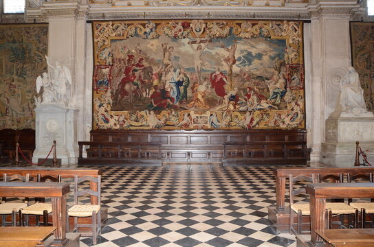 Bergamo, Basilica di Santa Maria Maggiore, rocefisso Ligneo e Arazzo Fiammingo.