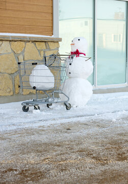 Snowman going shopping.