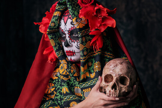 Catrina holding skull