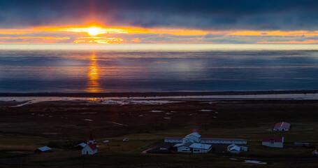 Obraz premium Ein wunderschöner Sonnenuntergang in Breidavik, Island