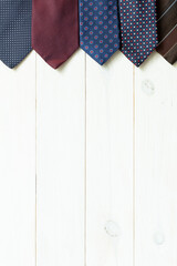 Krawatten in unterschiedlichen Mustern auf hellem Hintergrund
