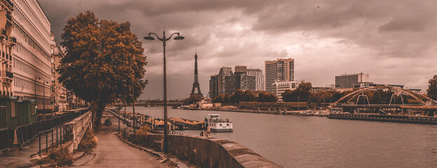 Panorámica de París con el rió Sena y varios edificios de fondo 