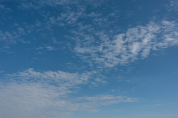 Wolken am blauen Himmel