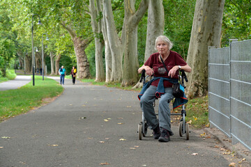frau mit rollator unterwegs