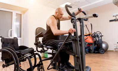 Obraz na płótnie Canvas Disabled man training in the gym. Rehabilitation center