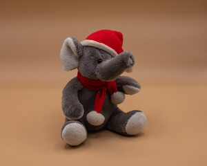 Muñeco de peluche de un elefante con gorro y bufanda navideños © Ruben_Calvo