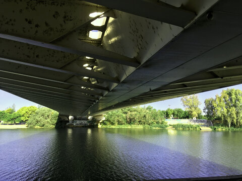 Puente Del Alamillo Sobre El Río Guadalquivir. Sevilla