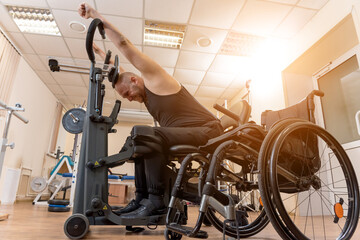 Obraz premium Disabled man training in the gym. Rehabilitation center