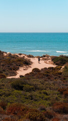 duna de marbella cabopino con mar y un sujeto de fondo