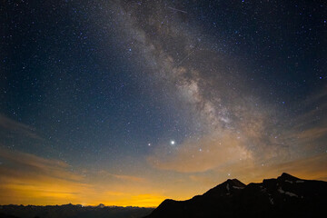Sternenhimmel mit Milchstraße in den Bergen Österreichs