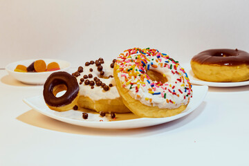 Deliciosas donas de colores y chispas de chocolate