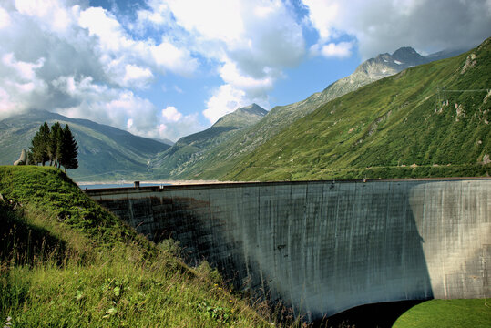 Staudamm auf dem Lukmanierpass in der Schweiz 30.7.2020