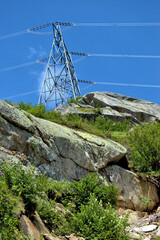 Strommast auf einem Hügel auf dem Lukmanierpass in der Schweiz 30.7.2020